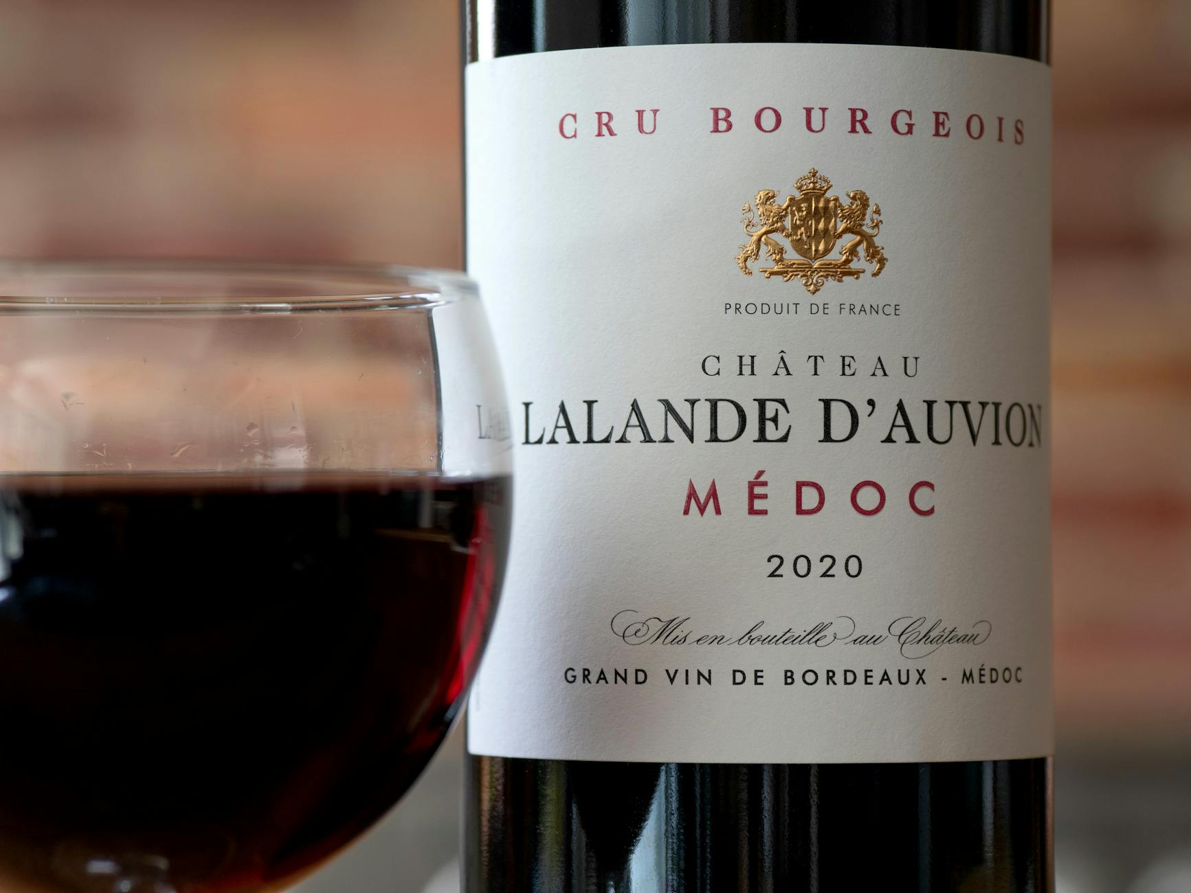 Butelka czerwonego Bordeaux Chateau Lalande D'Auvion 2020 i kieliszek Butelka czerwonego Bordeaux Chateau Lalande D'Auvion 2020 i kieliszek