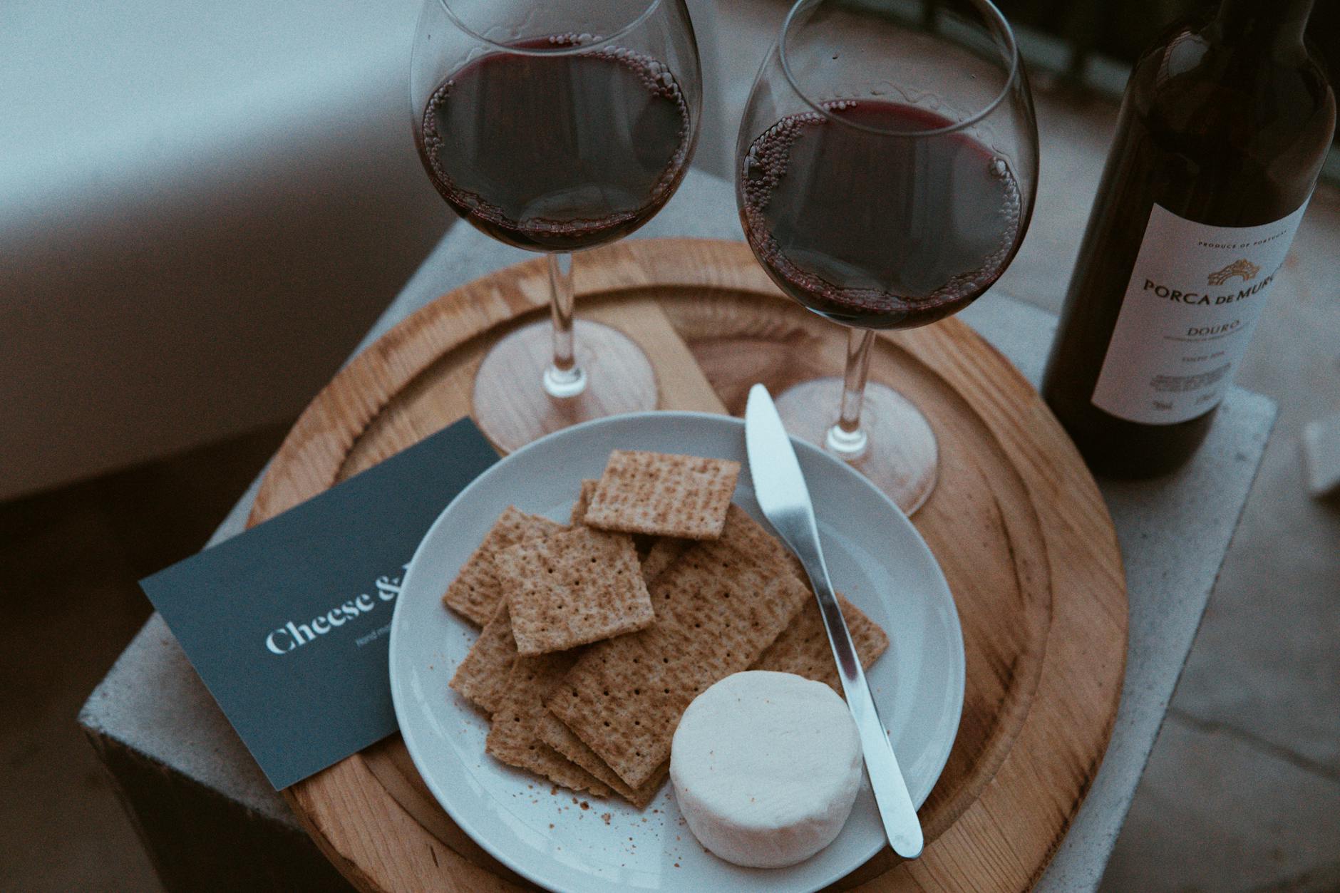 Food pairing czerwone Bordeaux z francuską i polską kuchnią inspirujące połączenia smaków Czerwone wino Bordeaux i sery na rustykalnej desce do degustacji