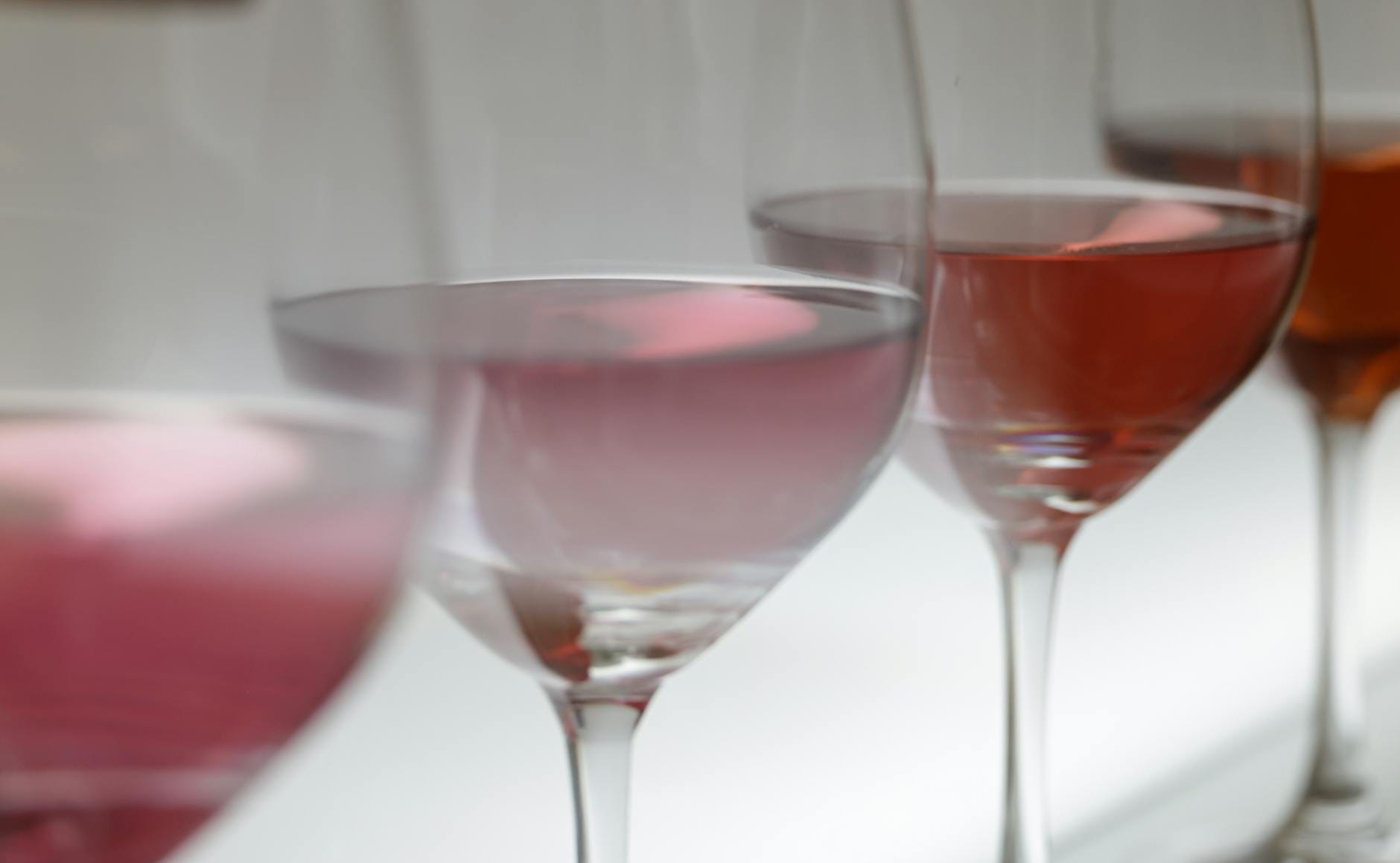 Kieliszki z różowym winem Bordeaux w miękkim świetle podczas degustacji