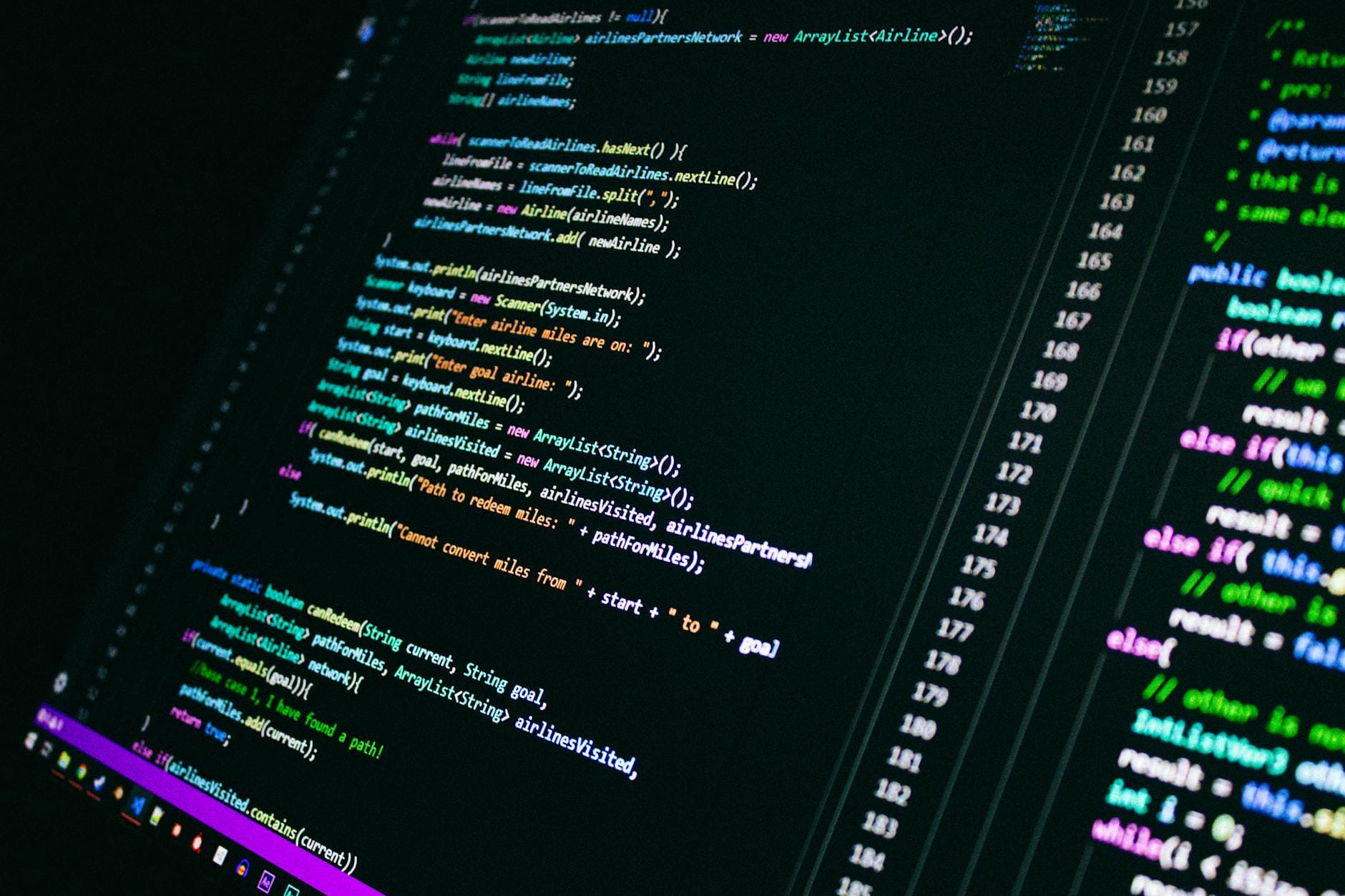 Kolorowy kod programistyczny na ekranie komputera