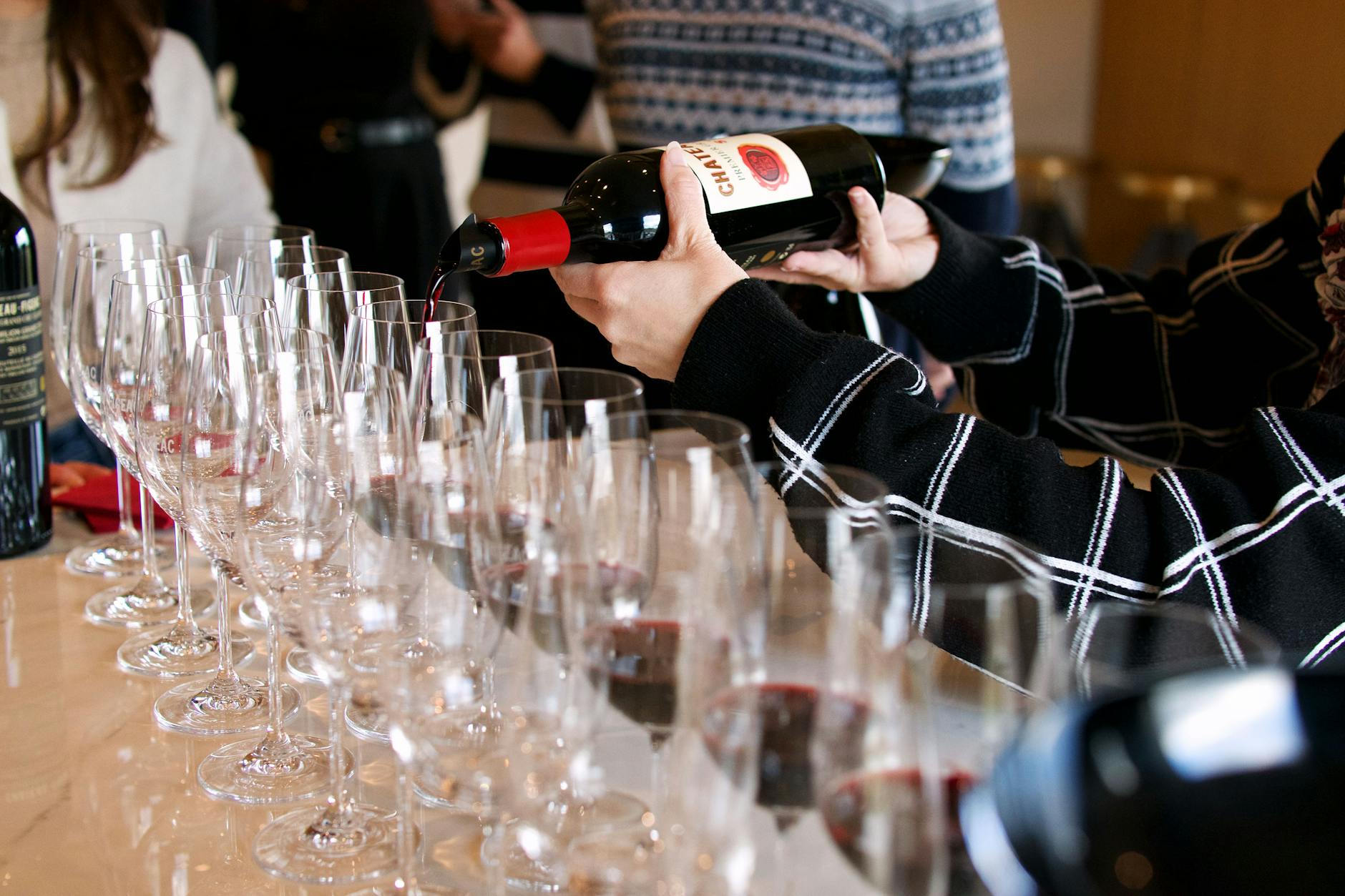 Jak zmienił się styl życia Bordeaux pod wpływem rosnącej popularności enoturystyki Degustacja wina w eleganckiej winnicy w Saint-Émilion we Francji