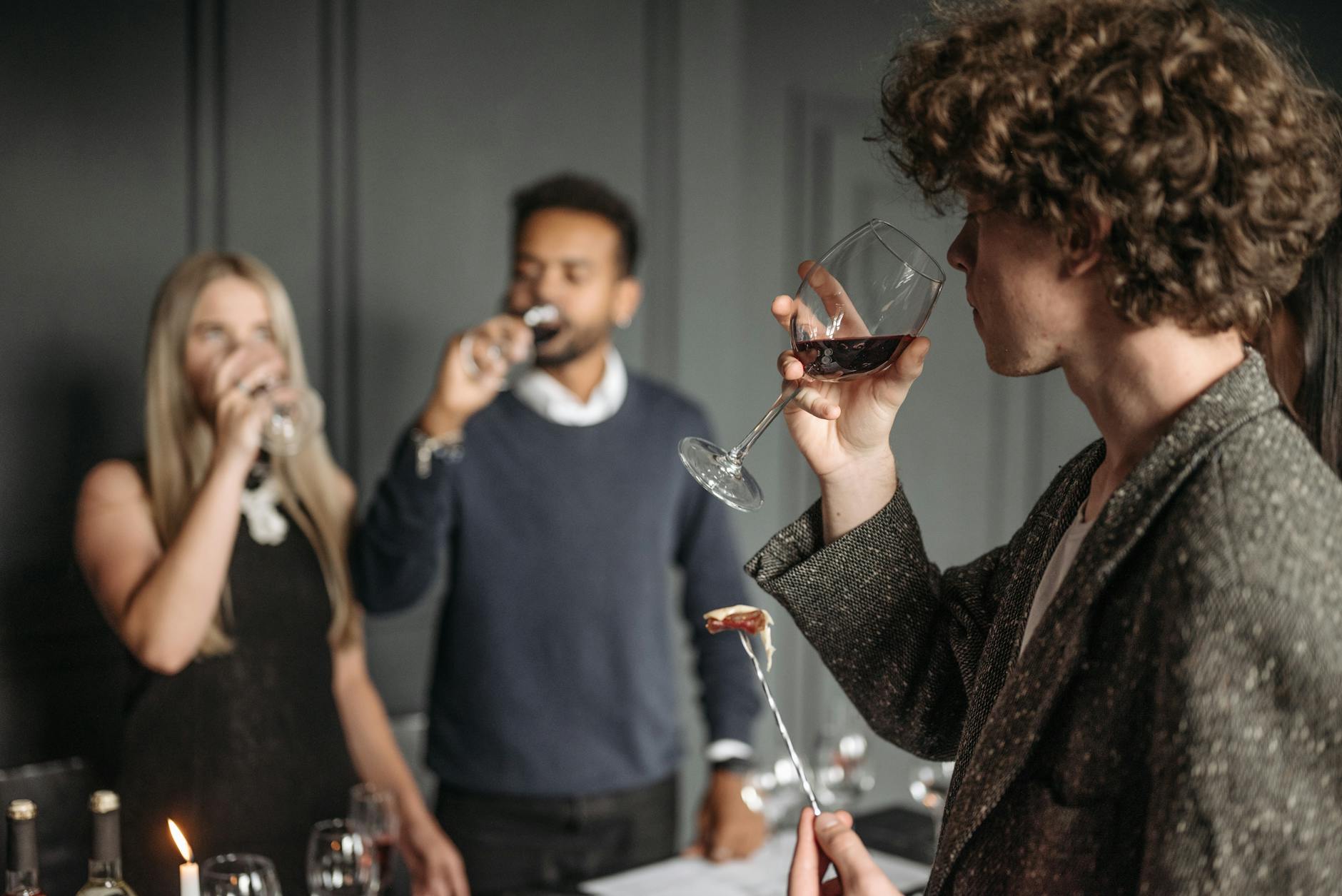 Dorośli degustują lokalne wina podczas spotkania towarzyskiego w Bordeaux