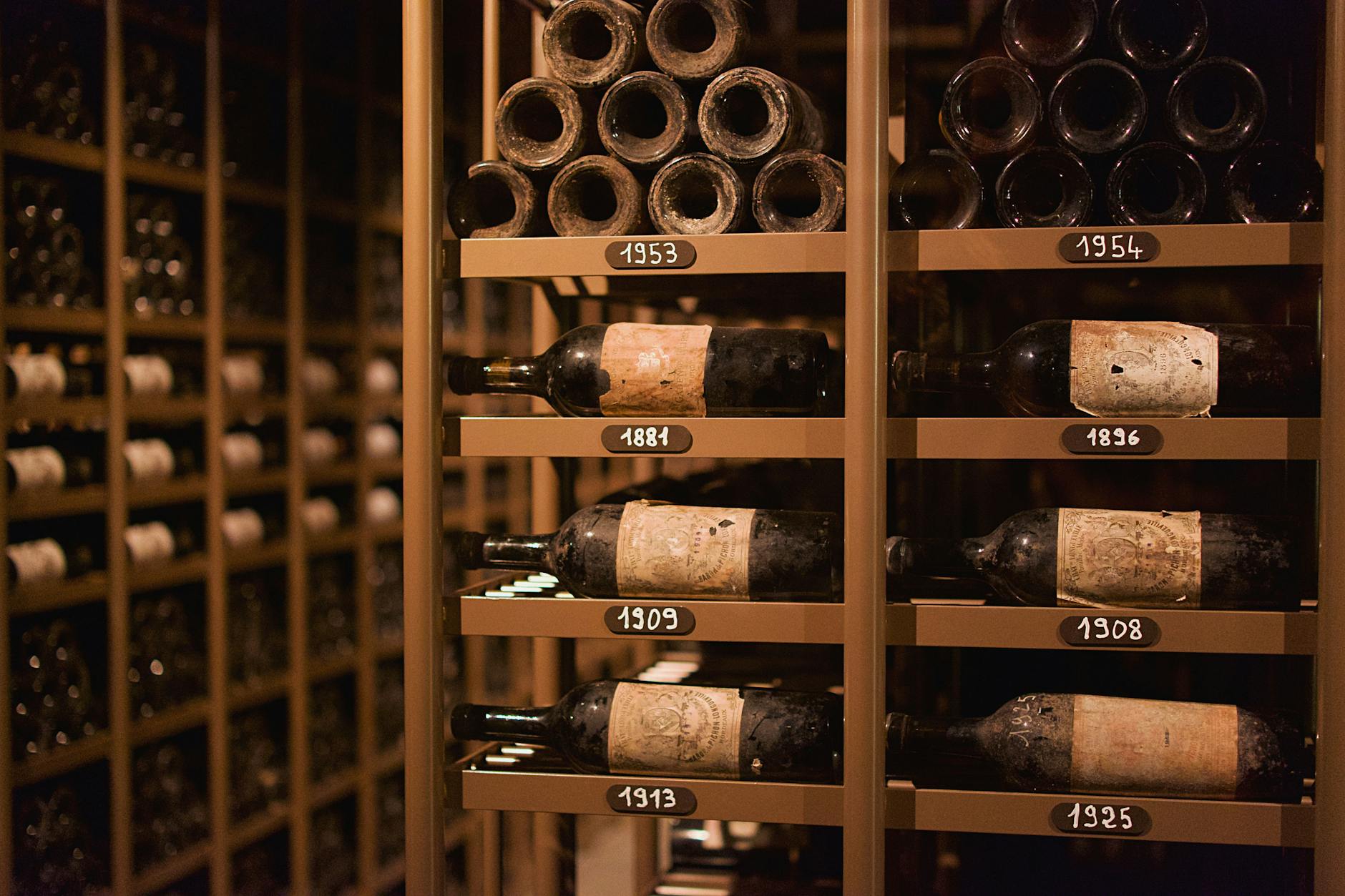 Zabytkowe butelki wina w piwnicy w Pauillac w regionie Bordeaux