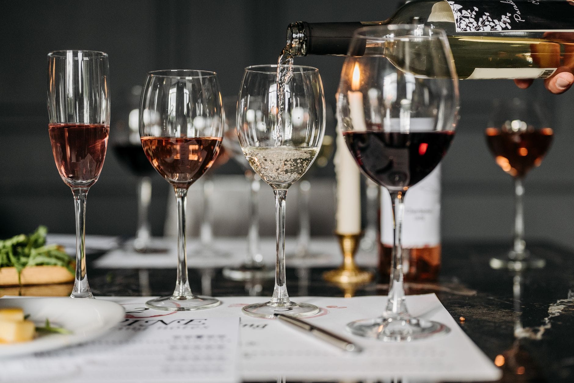 Degustacja różnych win przy elegancko nakrytym stole w pomieszczeniu