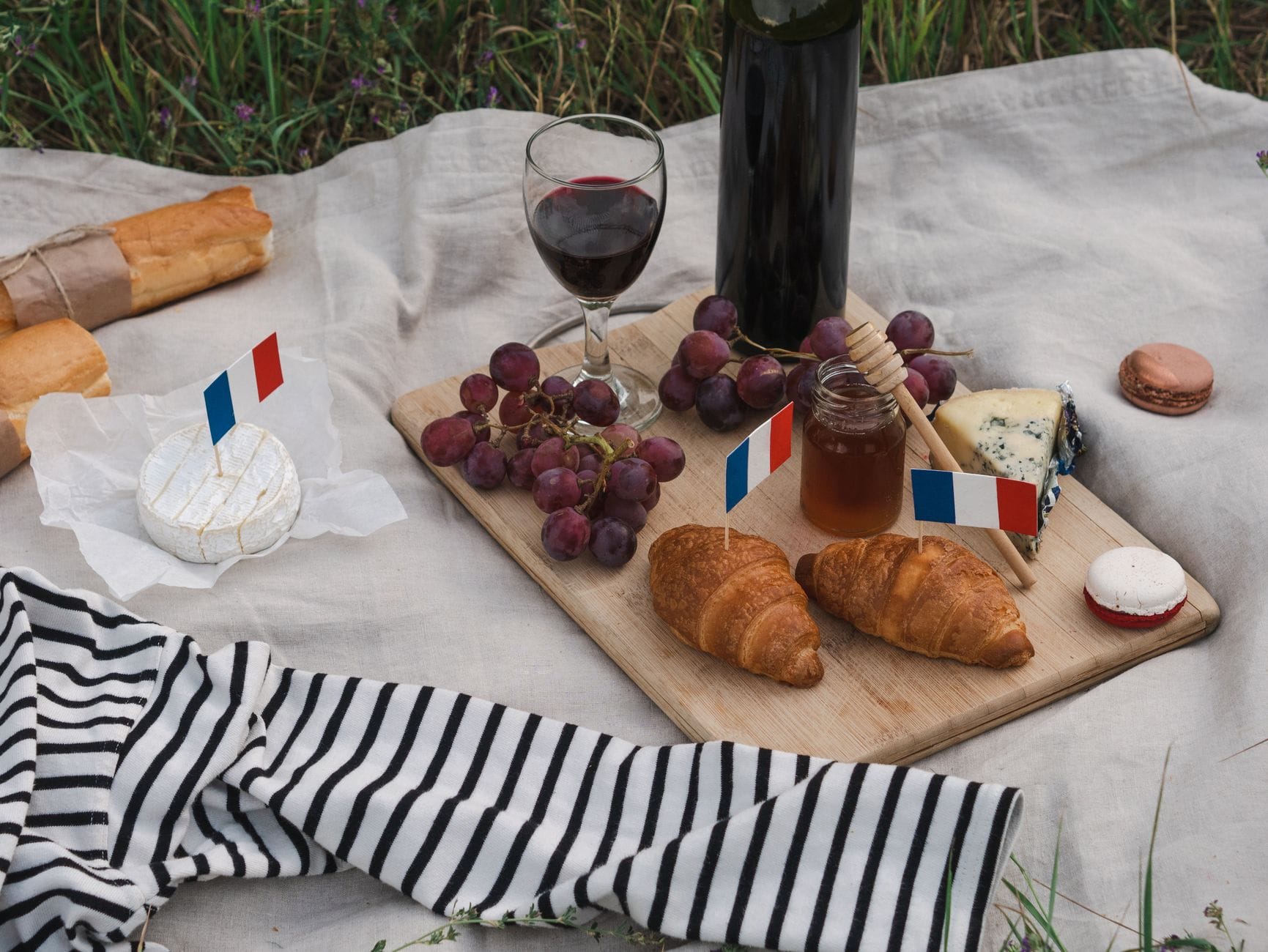 Piknik w stylu francuskim z winem Bordeaux, croissantami i serami Piknik w stylu francuskim z winem Bordeaux, croissantami i serami