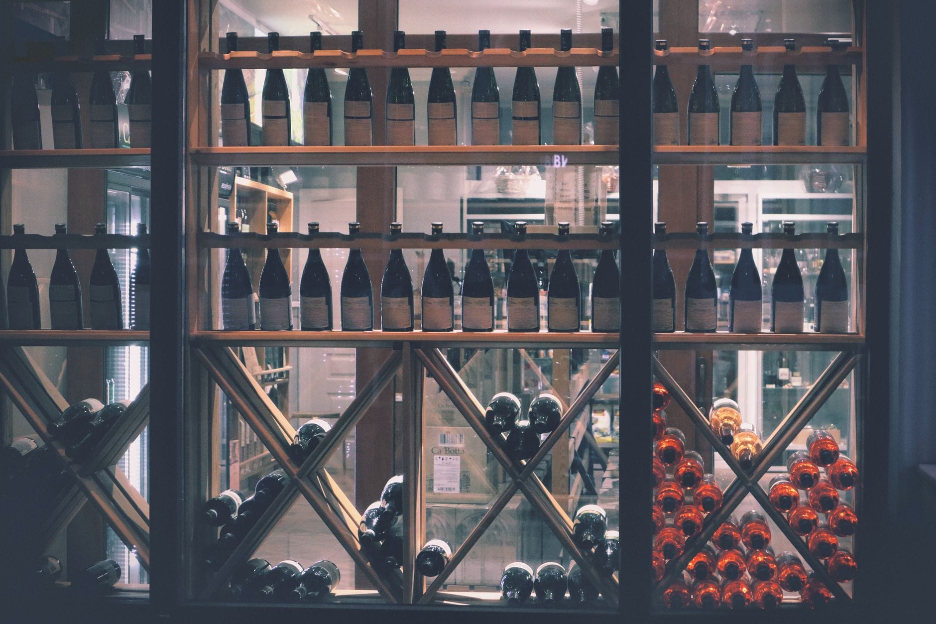 Stoisko winiarskie na rynku z różnorodnymi butelkami Bordeaux