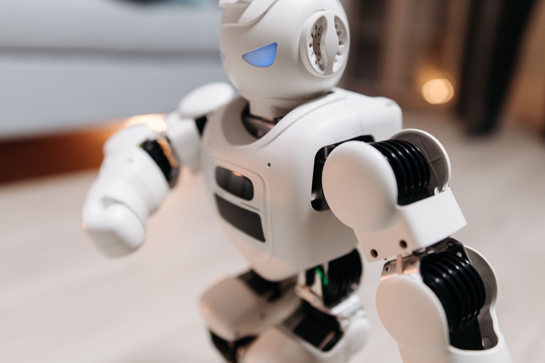 Zbliżenie futurystycznego robota-zabawki z niebieskimi oczami