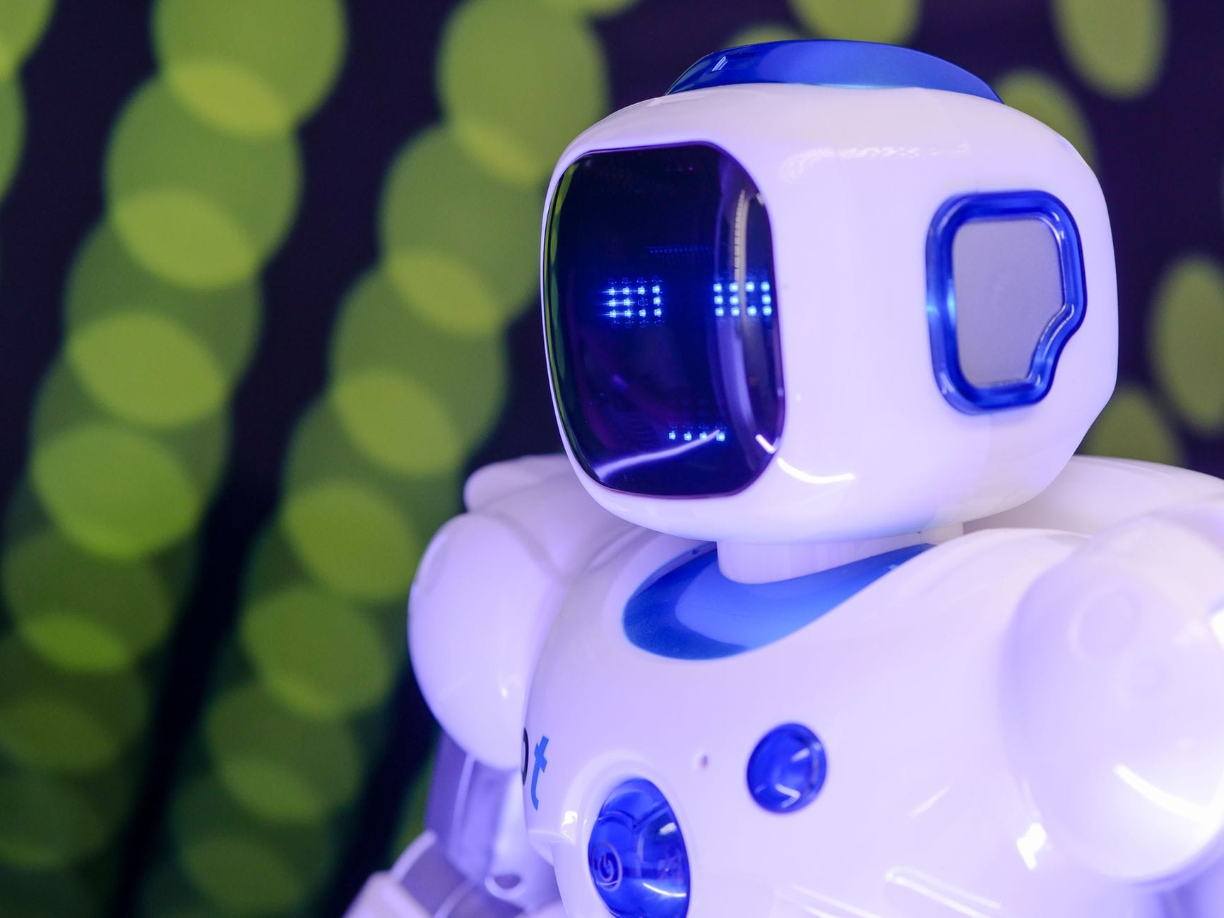 Zbliżenie nowoczesnego humanoidalnego robota z niebieskimi podświetleniami