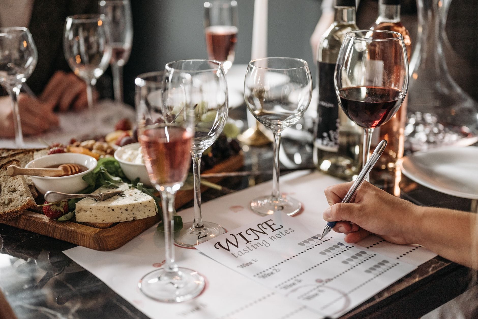 Elegancka degustacja wina z deską serów i notatkami degustacyjnymi