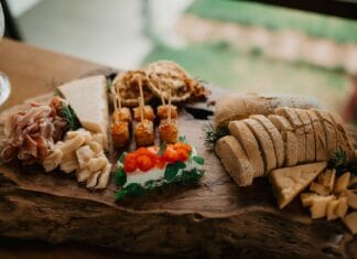 Charcuterie do Bordeaux: jak skomponować francuską deskę wędlin Francuska deska