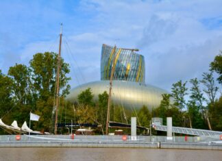 Cité du Vin w Bordeaux nad Garonną z zacumowanymi łodziami
